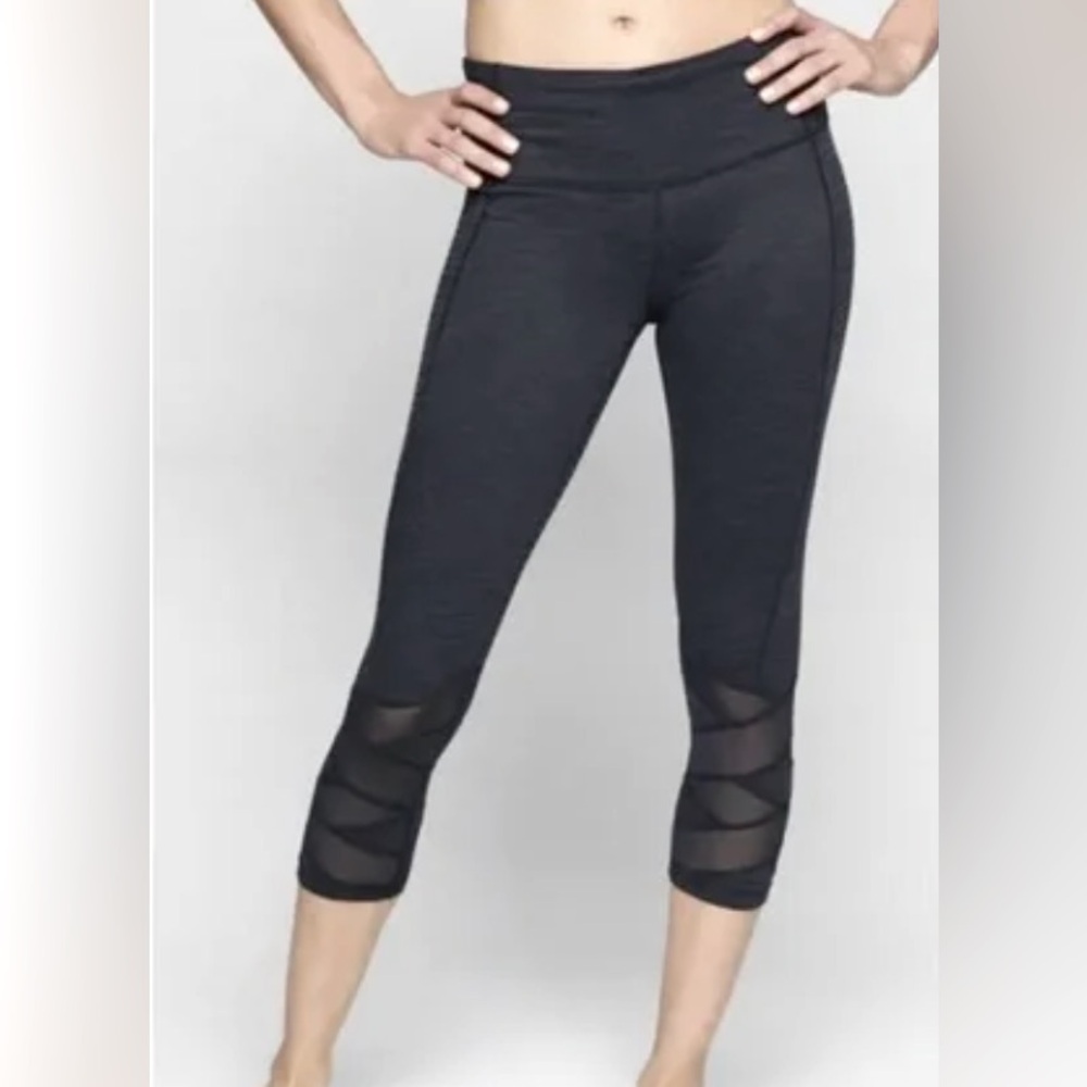 Athleta Mantra capri leggings in black